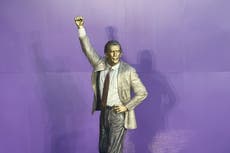 Lakers develan estatua de Pat Riley, el genio del banquillo en la era Showtime de los 80