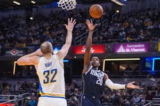 Middleton y P.J. Washington impulsan a Mavs y cortan una racha de 10 derrotas al vencer a Pacers