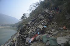 Un autobús lleno se precipita desde una carretera de Nepal. Hay 19 muertos y 25 heridos