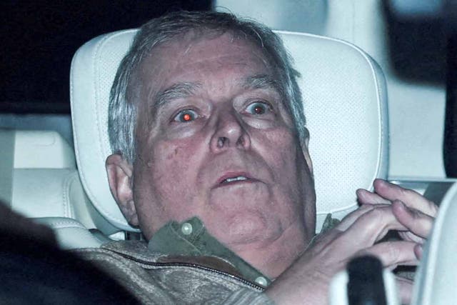 <p>Foto de archivo: Andrew Mountbatten Windsor es conducido a su casa tras haber sido detenido en febrero</p>