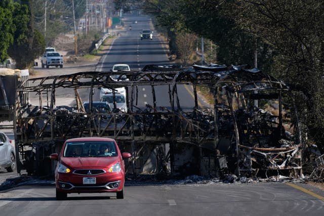 <p>Las carreteras fueron bloqueadas con vehículos incendiados tras la muerte de “El Mencho”</p>