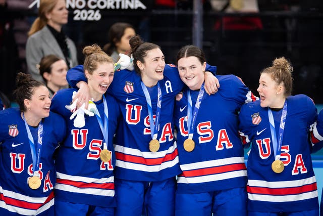 <p>Varias integrantes de la selección femenina de hockey de Estados Unidos expresaron su decepción por la broma del presidente Donald Trump sobre verse obligado a invitarlas a Washington, D. C.</p>