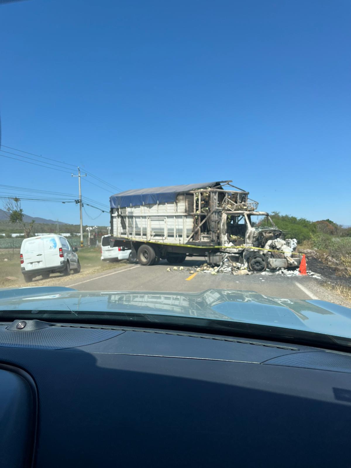 Martin tuvo que sortear carreteras bloqueadas y autos quemados para encontrar el camino de vuelta a Guadalajara