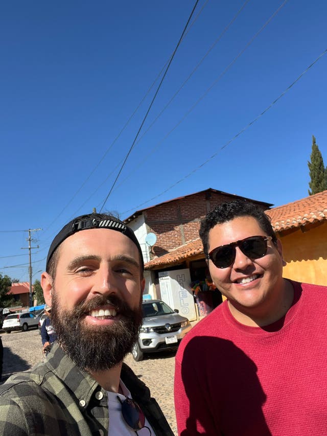 <p>Andy Martin, londinense de 33 años, se alojaba en una cabaña en El Estuche, a las afueras de Tapalpa, en el occidental estado de Jalisco, con su amigo Miguel Rivas del Toro (derecha)</p>