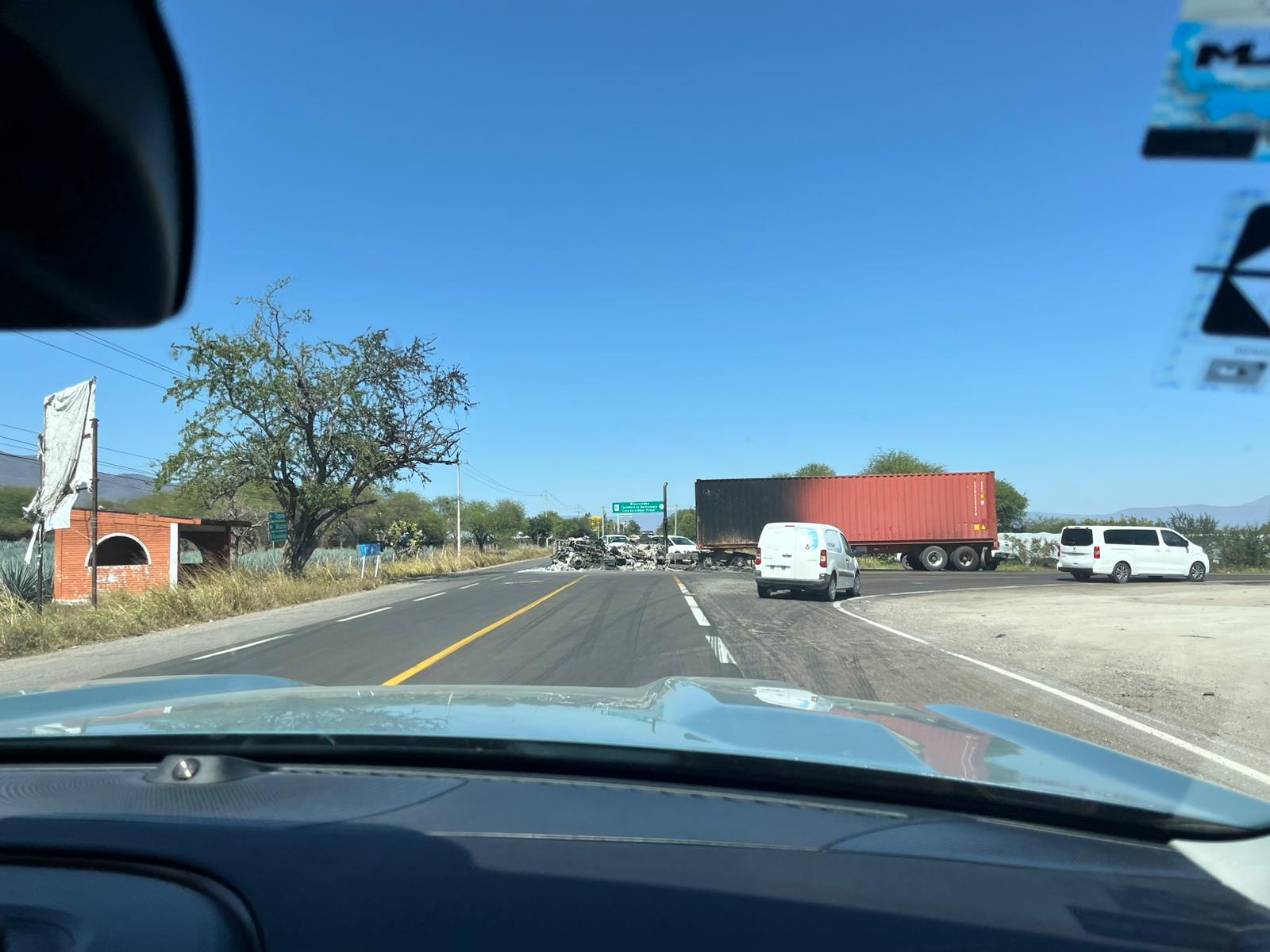 Las carreteras se llenaron de tráfico al intentar abandonar la zona y los transeúntes advirtieron de carreteras cerradas, árboles caídos y autobuses quemados