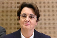 Directora del Museo del Louvre renuncia tras el robo de joyas en París