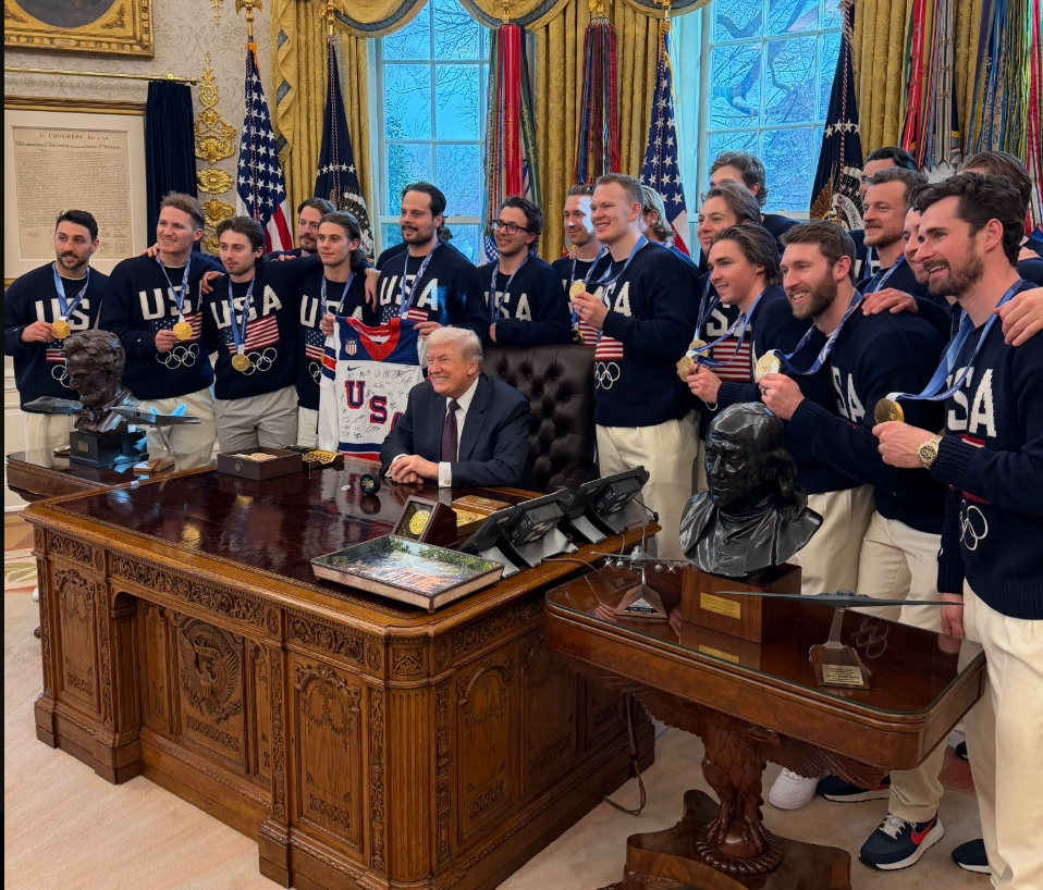 Donald Trump recibió al equipo masculino de hockey de EE. UU. en el Despacho Oval el martes. En un momento, incluso se probó una de las medallas de oro