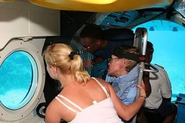 Al parecer, se modificó un submarino para que el profesor Hawking pudiera acceder a él