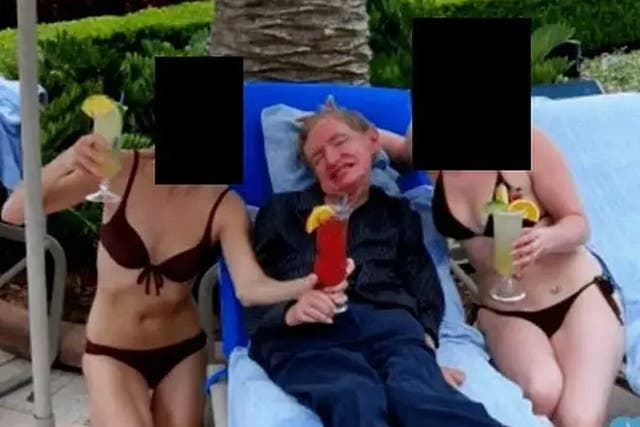 <p>El profesor Hawking, autor de libros sobre cosmología, fue visto junto a las mujeres en una foto que se cree que data de 2012</p>