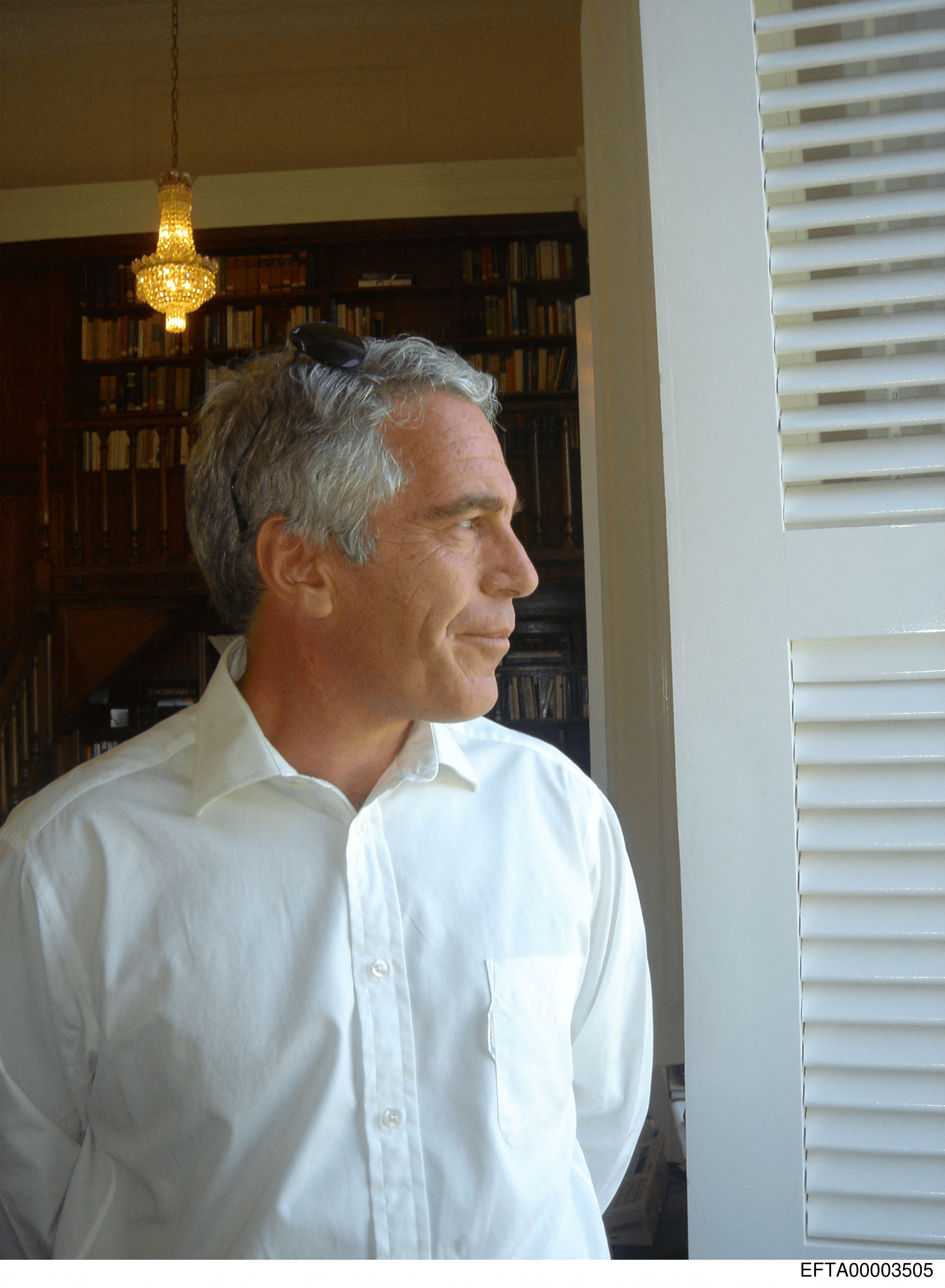 Epstein alquiló más de una docena de bodegas y, presuntamente, evadió a las autoridades al llenar una con pornografía, manuales de “esclavas sexuales”, libretas de direcciones y otros materiales