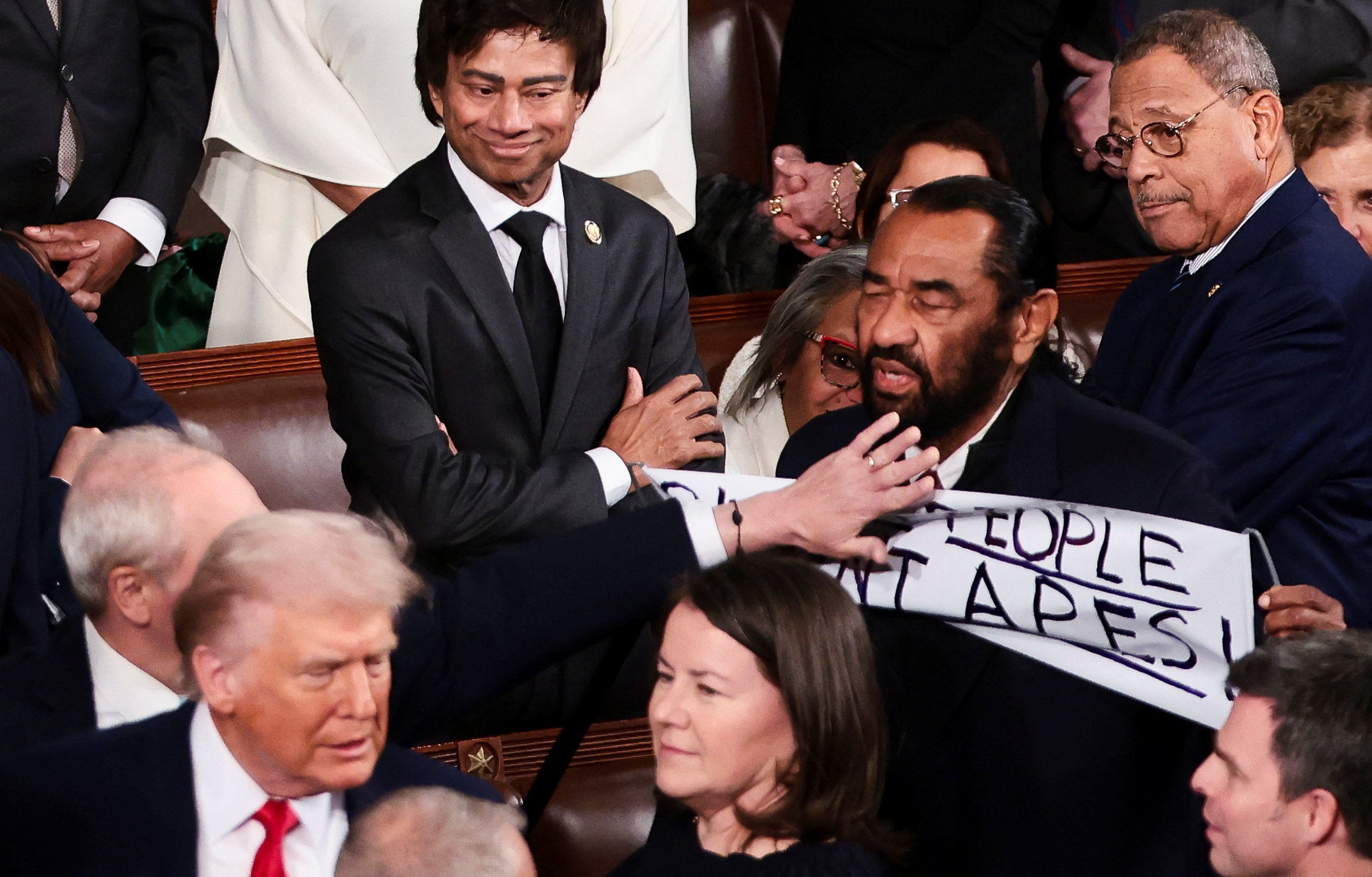 El representante Al Green, demócrata de Texas, sostuvo un cartel de “Las personas negras no son simios” y fue escoltado fuera de la Cámara de Representantes minutos después de que el presidente Donald Trump pronunció su discurso sobre el estado de la Unión.