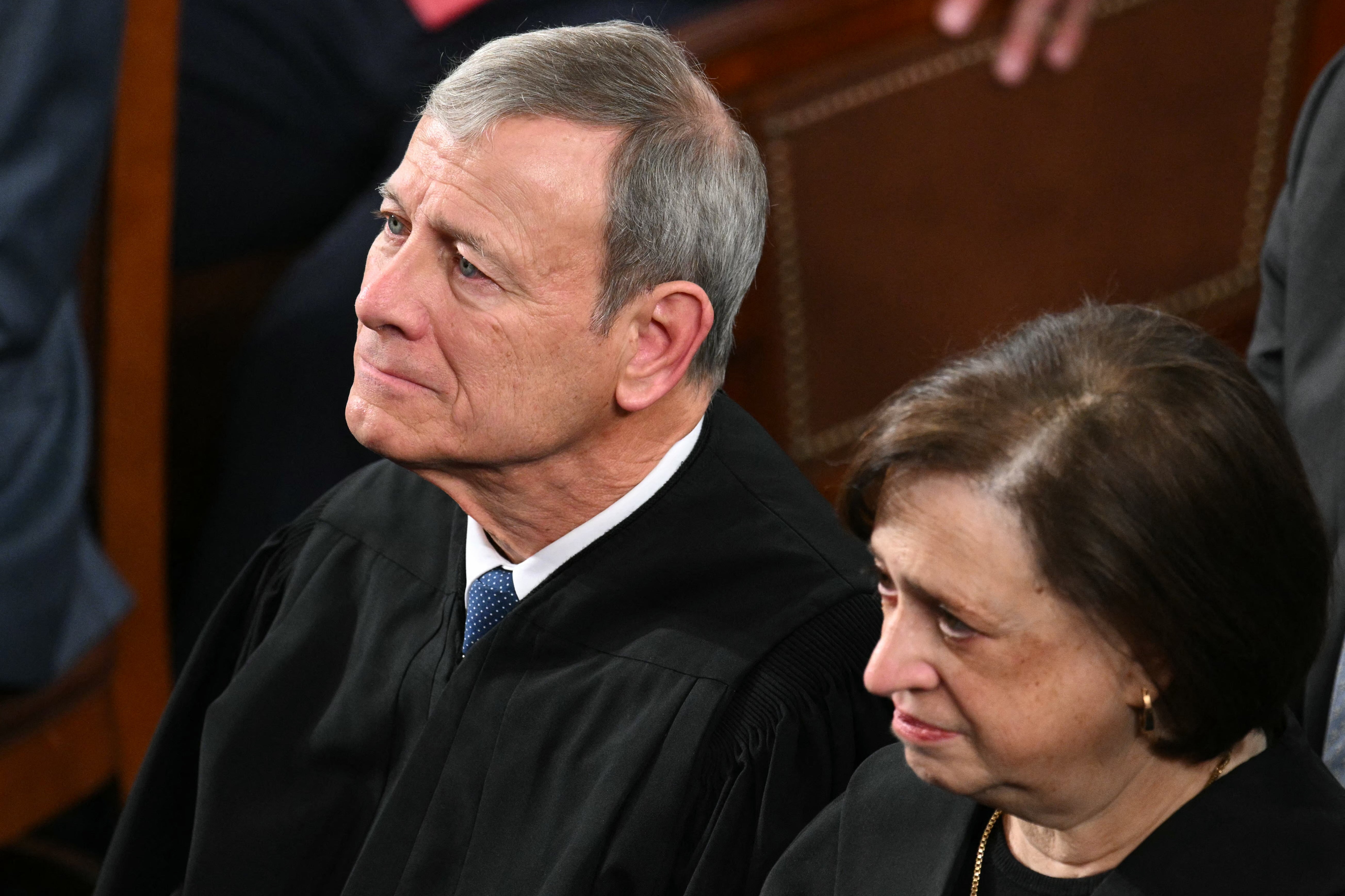 Los miembros de la Corte Suprema permanecieron con gesto serio mientras el presidente calificaba como “muy desafortunado” su reciente fallo sobre los aranceles