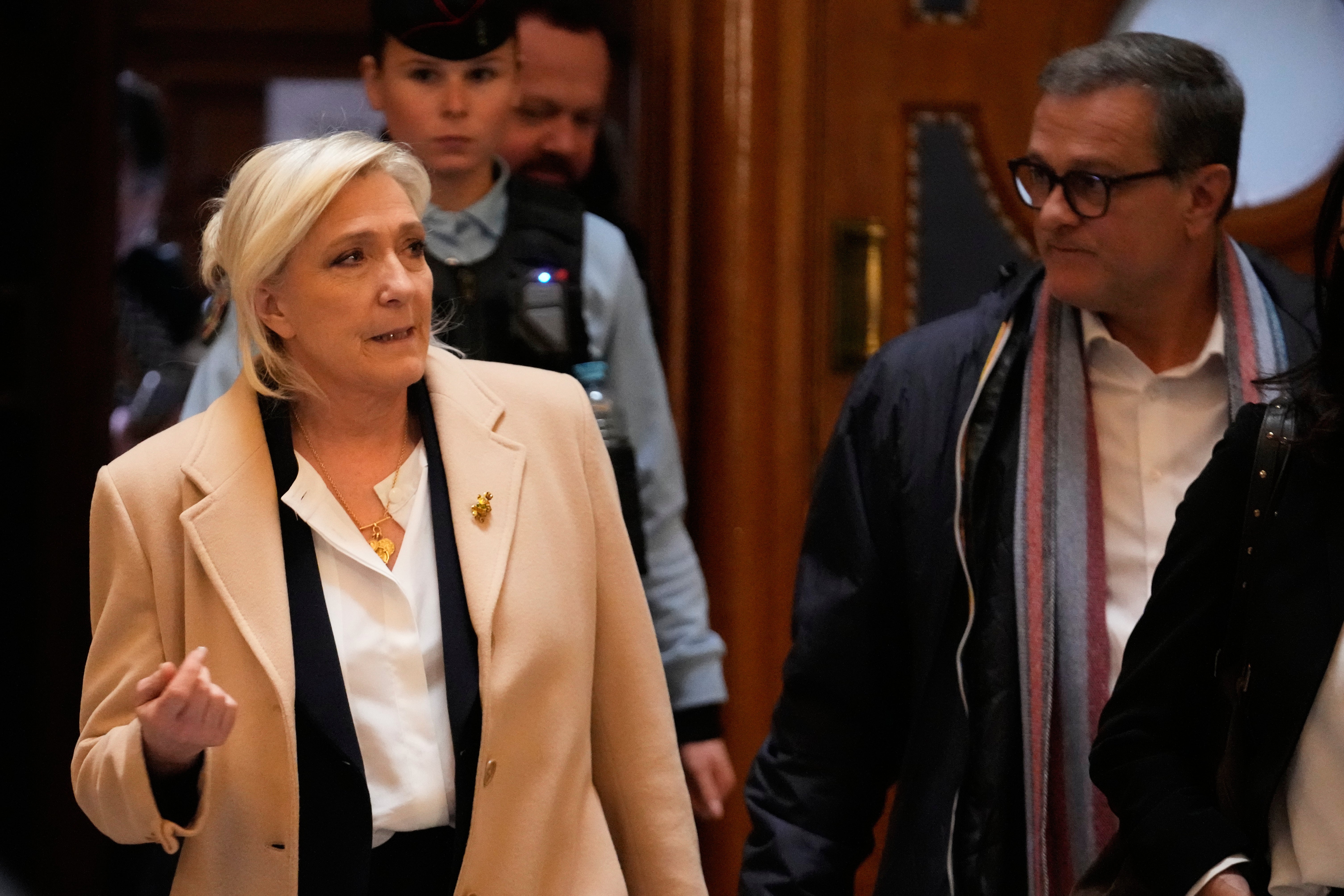 Le Pen dice que no se postulará a elecciones de 2027 si la corte le impone una pulsera electrónica
