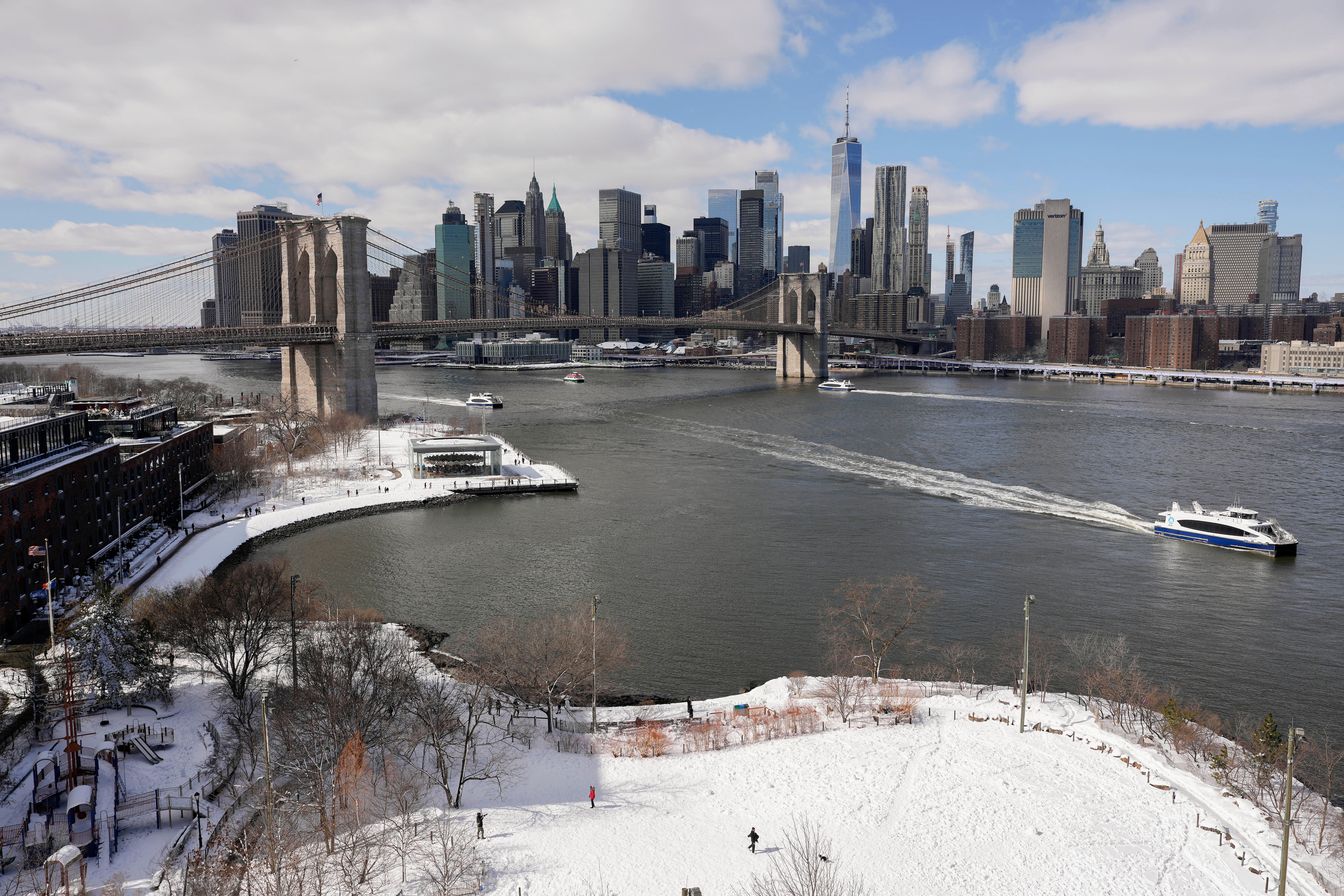 Arrestan a un hombre por pelea de bolas de nieve en que policías de Nueva York resultaron heridos