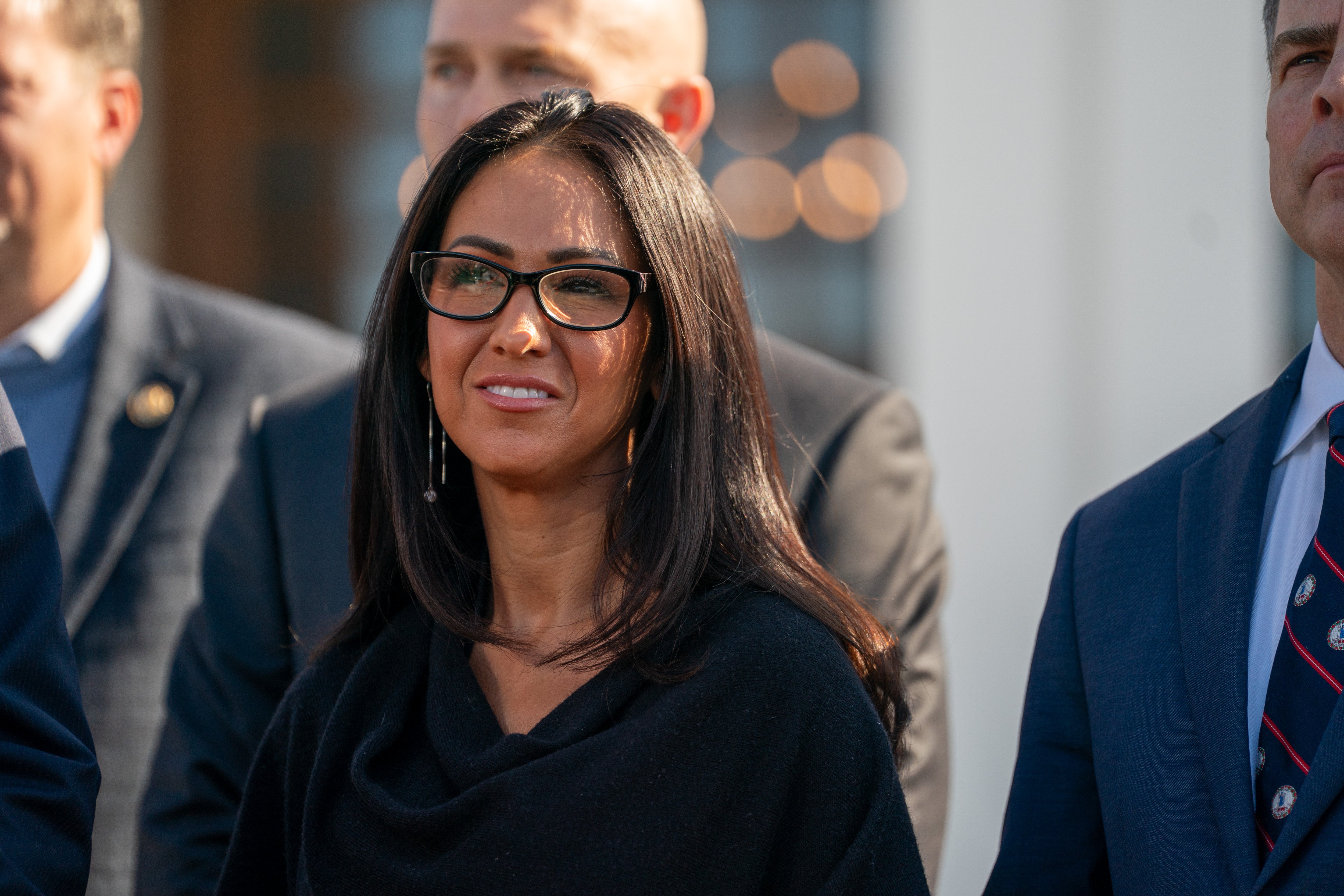 La declaración a puerta cerrada de Hillary Clinton en la investigación del Congreso sobre Jeffrey Epstein se suspendió el jueves después de que la representante Lauren Boebert compartiera una foto del proceso con un influencer de derecha