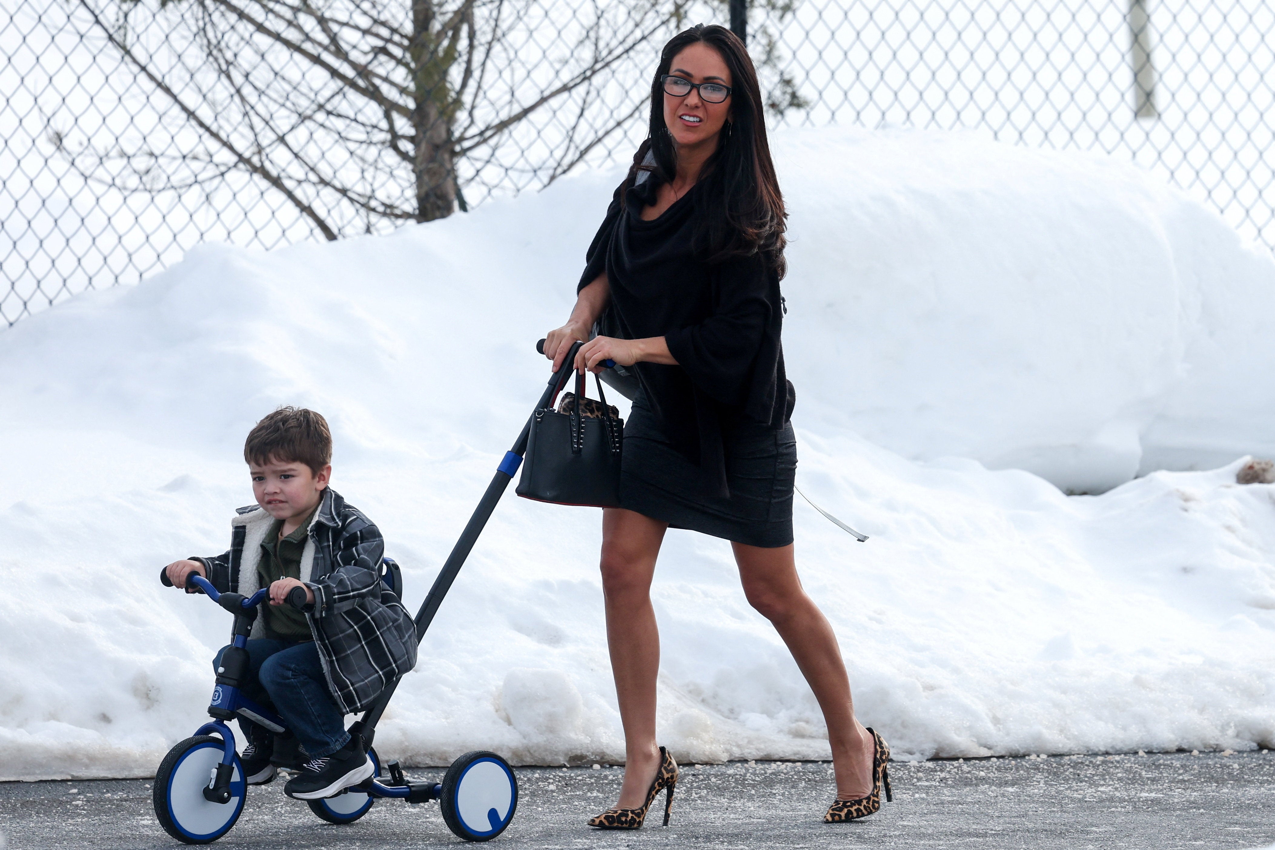 La congresista republicana por Colorado, Lauren Boebert, habla con la prensa tras la declaración de Hillary Clinton