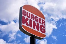 Burger King prueba auriculares con IA que detectan si empleados dicen “bienvenido” o “gracias”