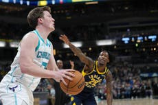 Knueppel rompe récord de triples de novato en paliza de Hornets a Pacers