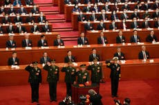 China destituye a 19 diputados, incluidos nueve militares, antes de su congreso anual