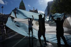 Sindicatos y opositores protestan en jornada en la que el Senado argentino trata la reforma laboral