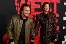 Eddie Vedder convierte su vulnerabilidad en un poderoso ruego en "Matter of Time" de Netflix