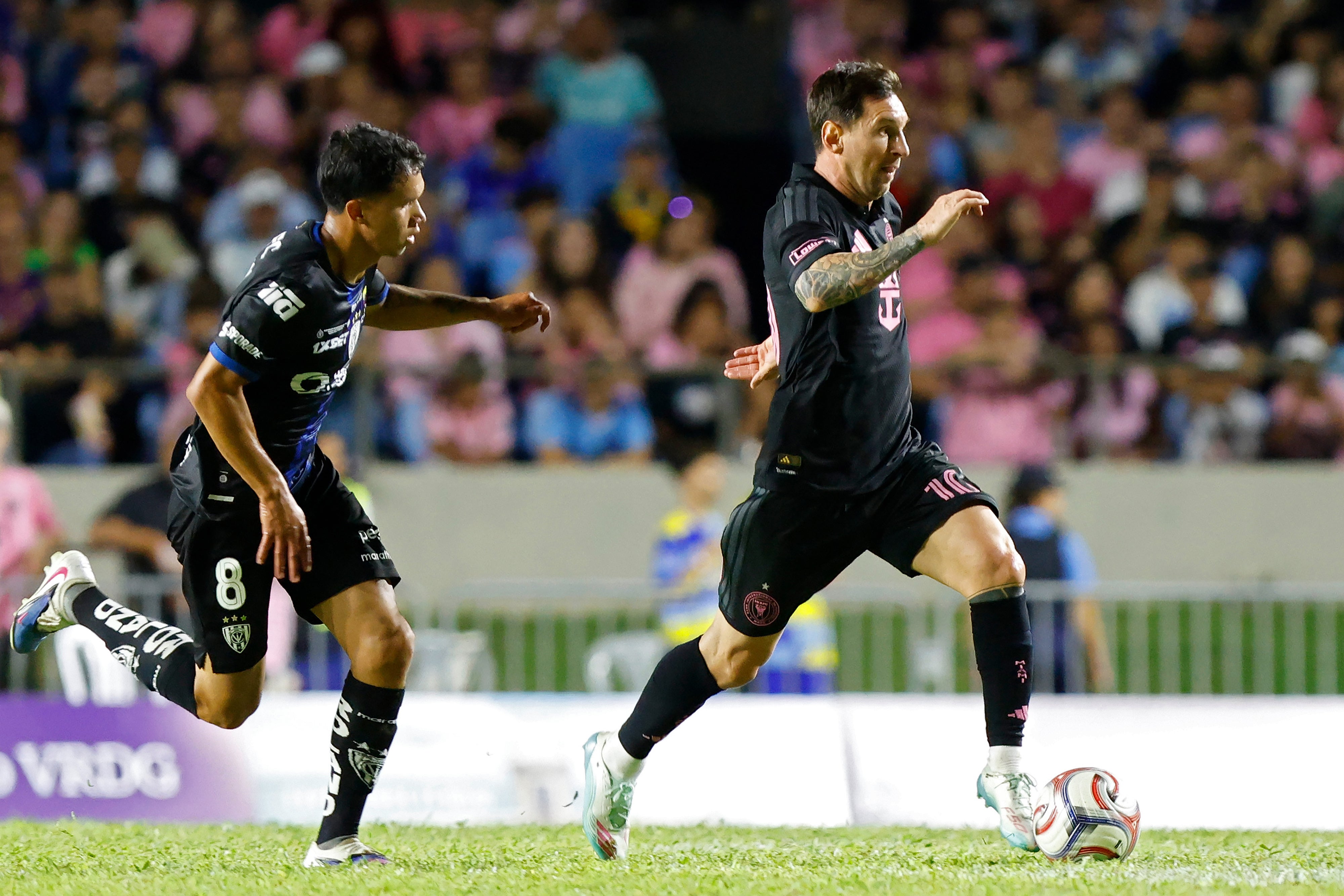El partido comenzó con cerca de una hora de retraso debido a un desacuerdo relacionado con los uniformes