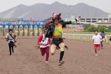 Miles de jóvenes van a hipódromo de Perú a ver carrera de caballos inspirados en videojuego japonés