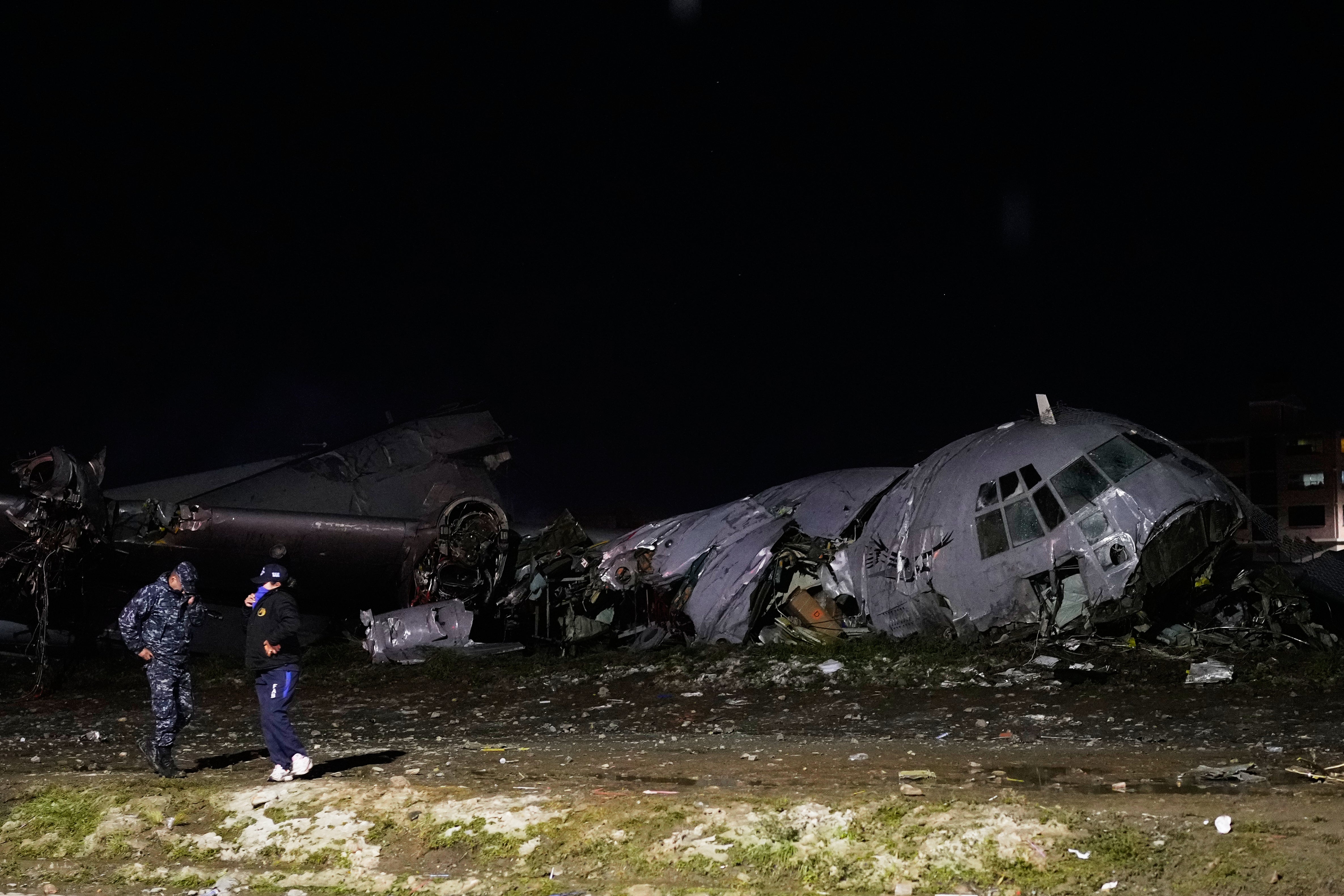 Avión cargado de billetes se estrella e impacta vehículos en Bolivia. Reportan al menos 15 muertos