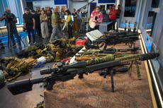 Cuba muestra pertrechos militares incautados a lancha procedente de EEUU