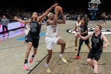 Harden anota 22 puntos con el pulgar roto y los Cavaliers vencen 106-102 a los Nets