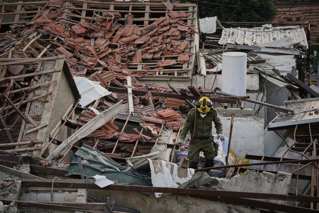<p>Un oficial del Comando del Frente Interno de Israel inspecciona los escombros de una casa destruida en Beit Shemesh tras ser alcanzada por un misil iraní</p>