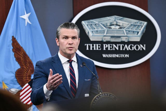 <p>El Secretario de Defensa, Pete Hegseth, estuvo vinculado a pastores nacionalistas cristianos e introdujo sesiones mensuales de oración en el Pentágono</p>