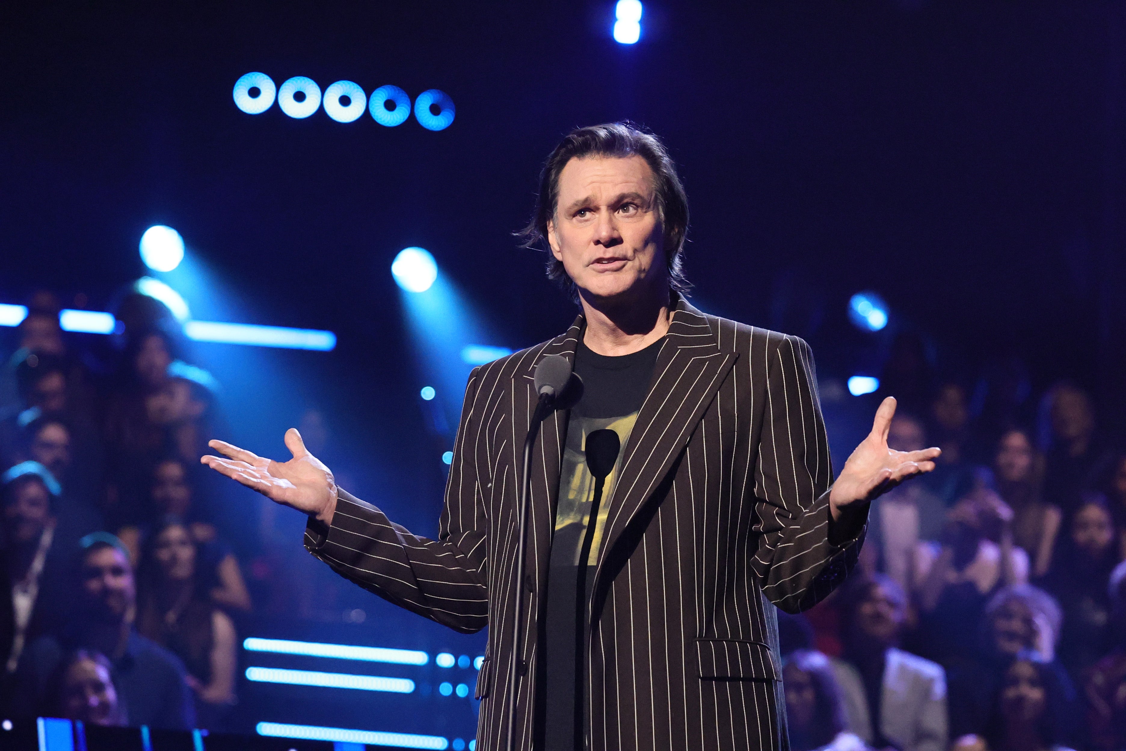 Carrey en la ceremonia de inducción al Salón de la Fama del Rock and Roll de 2025 en noviembre, su última aparición pública antes de los Premios César de 2026