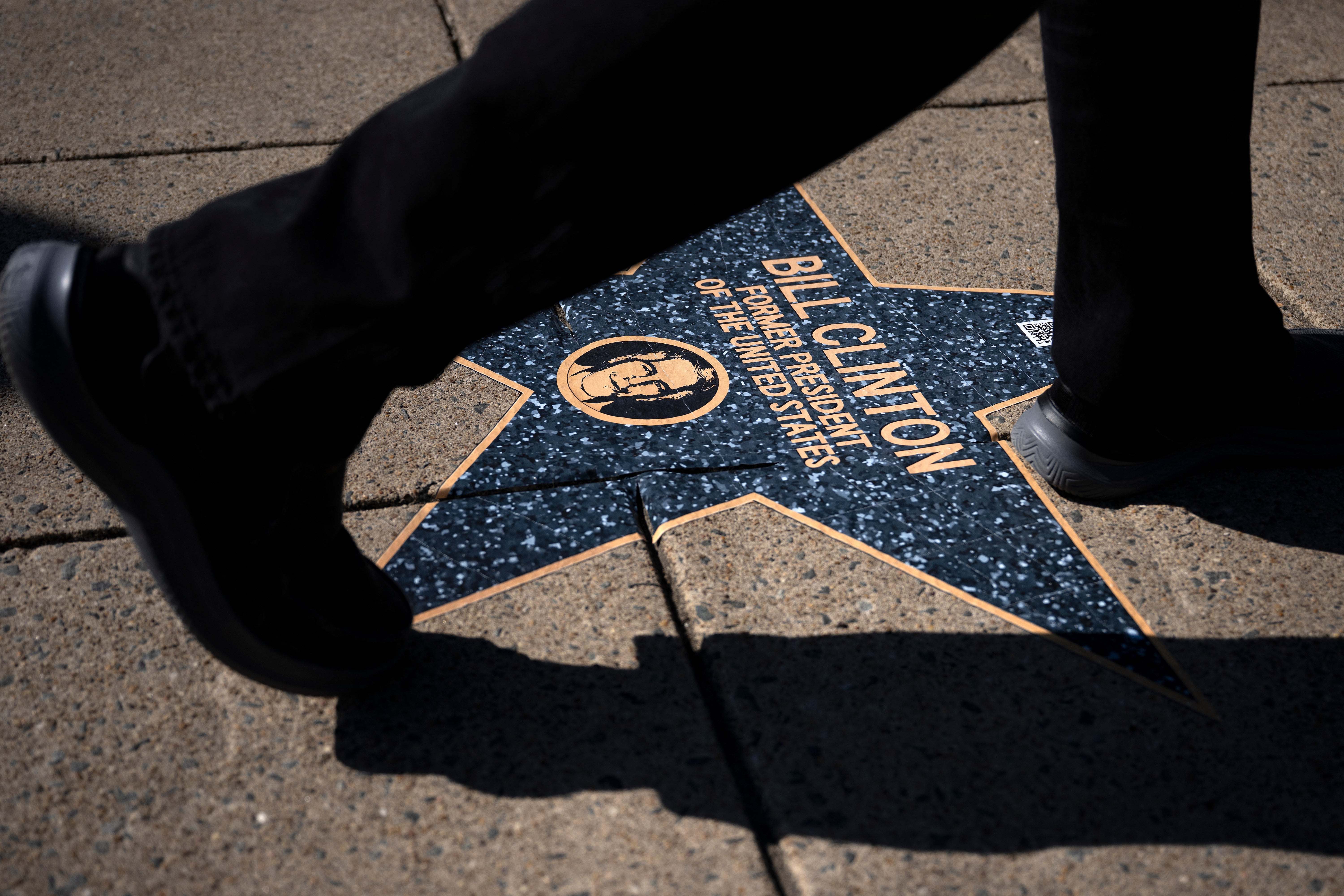 La estrella de Bill Clinton en el “Paseo de la Vergüenza de Jeffrey Epstein” en la plaza Farragut de Washington D.C., el domingo 1 de marzo de 2026