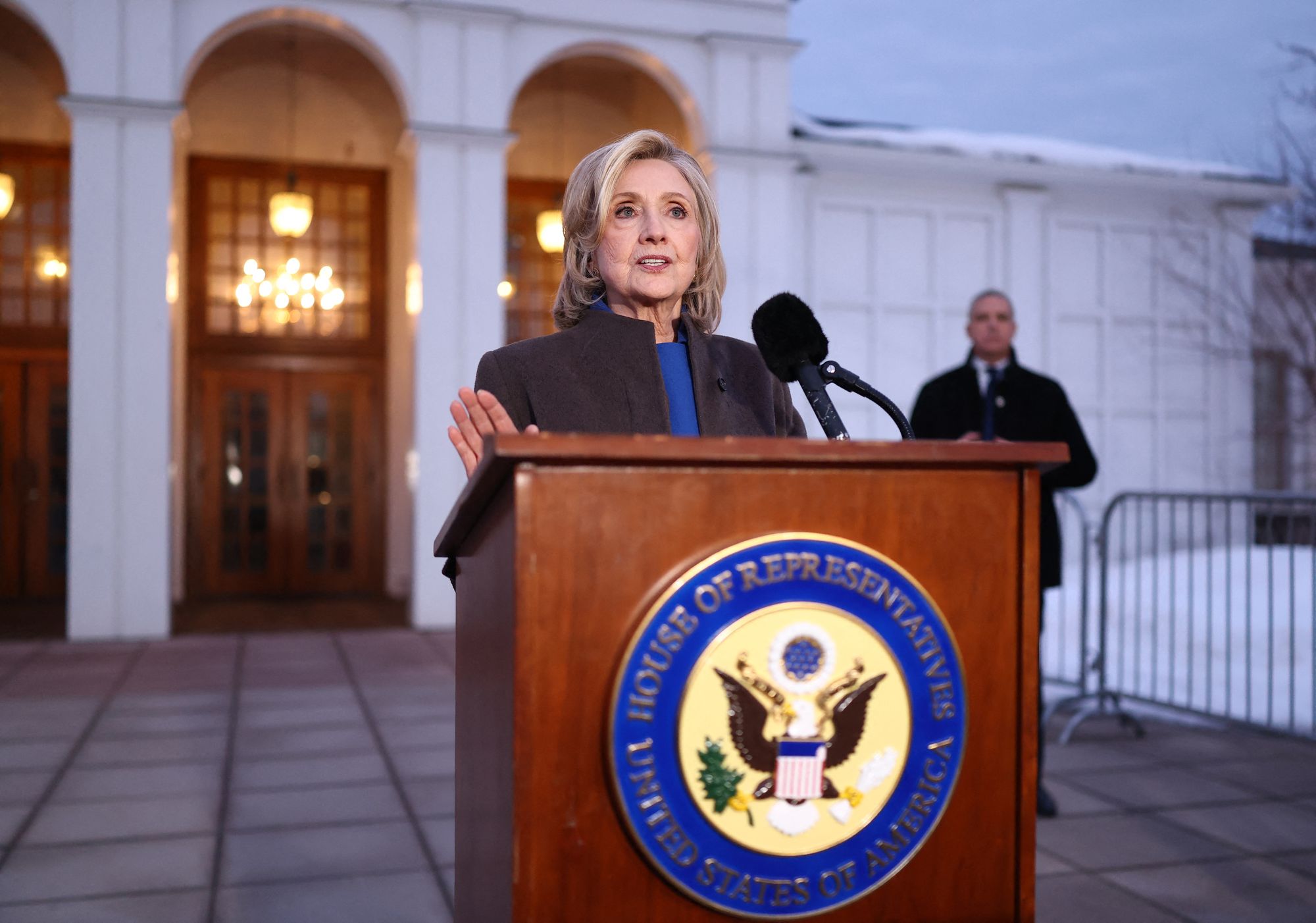 Hillary Clinton respondió con enojo a las revelaciones de que una congresista republicana había infringido las normas al tomarle una foto durante su testimonio