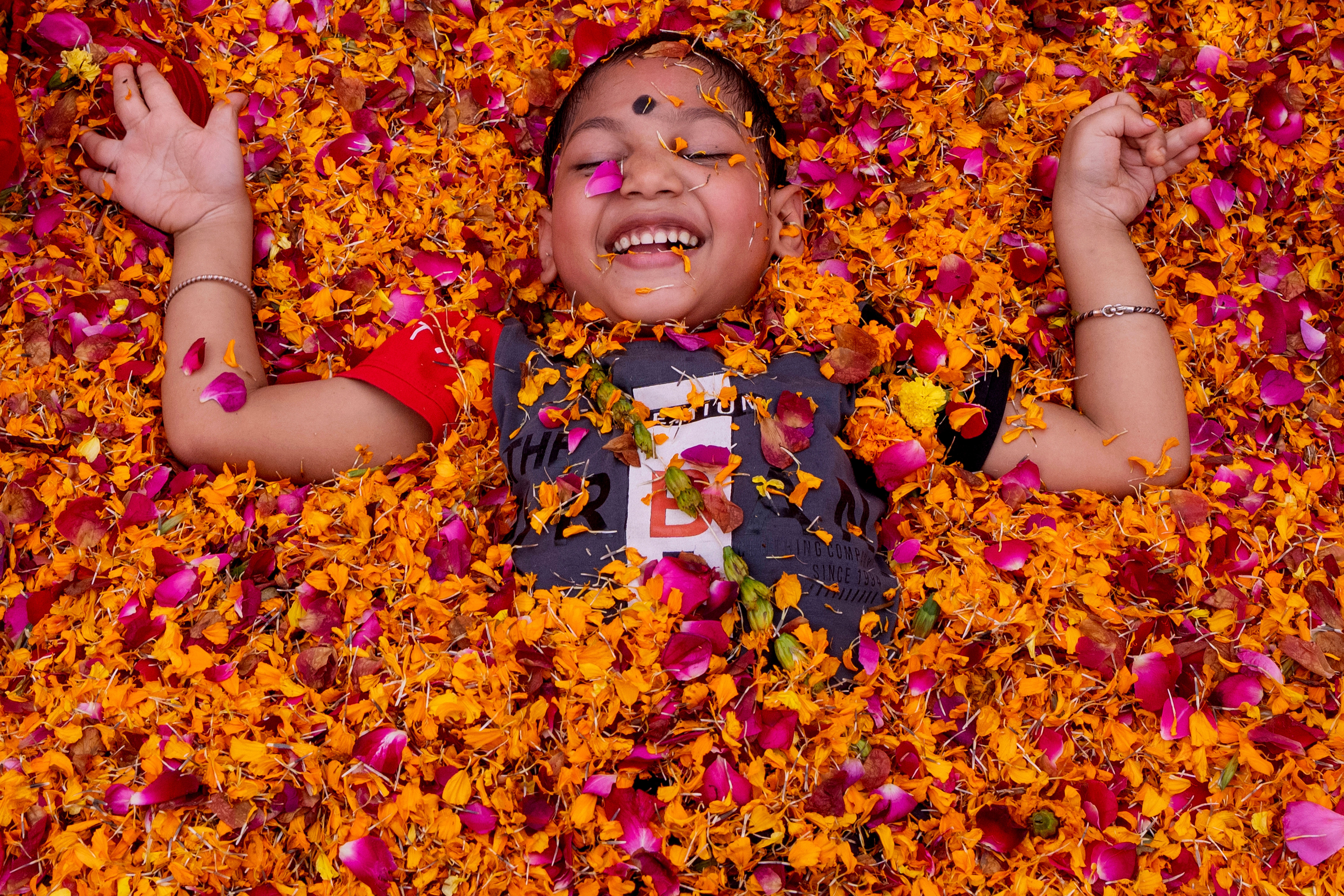Un niño con parálisis cerebral asiste a la celebración de Holi, el festival hindú de los colores, en un evento organizado por la Fundación Trishla en Prayagraj, India