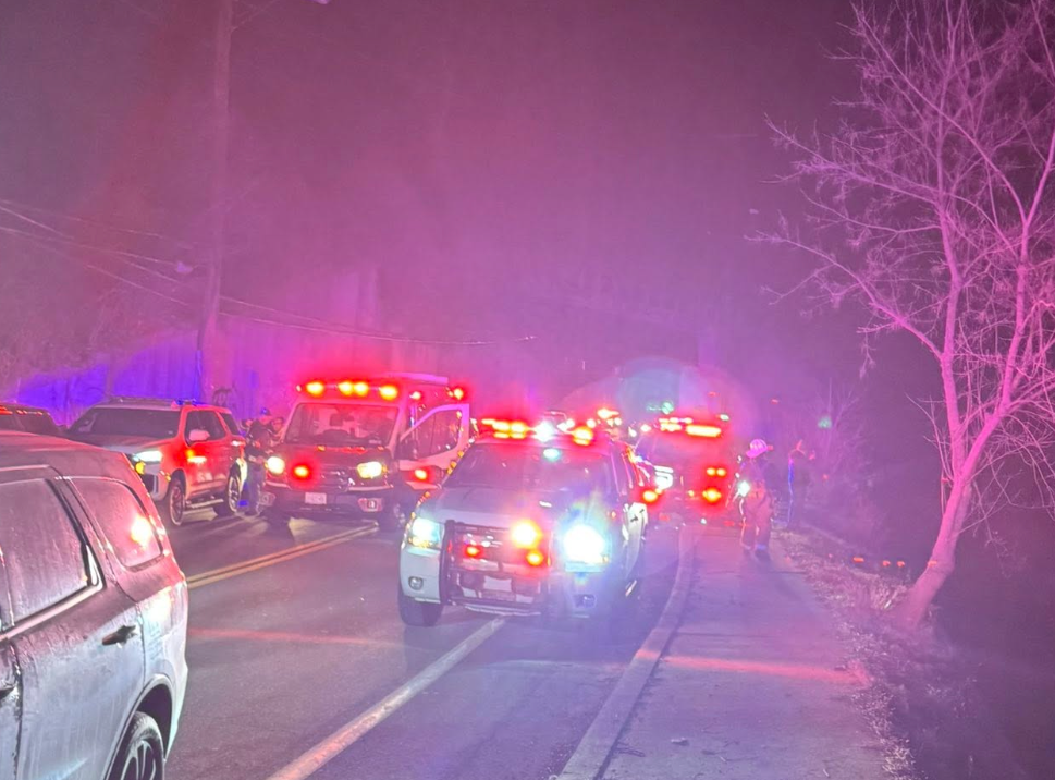 Se desplegó un amplio operativo de rescate tras recibirse los reportes del accidente, con integrantes del Departamento de Bomberos de Middle Hope acudiendo rápidamente al lugar