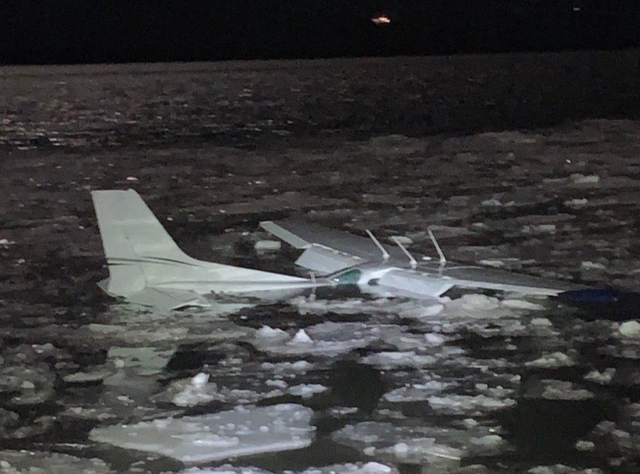 <p>Una avioneta se estrelló en el río Hudson la noche del lunes, aunque tanto el piloto como el pasajero sobrevivieron</p>