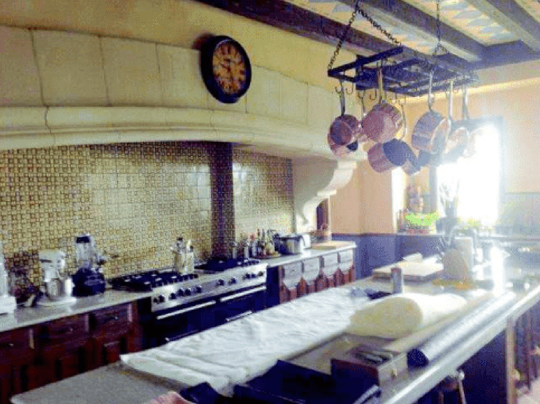 La cocina dentro de la extensa mansión de 22 millones de dólares cuenta con un horno de gran tamaño y amplias superficies de trabajo