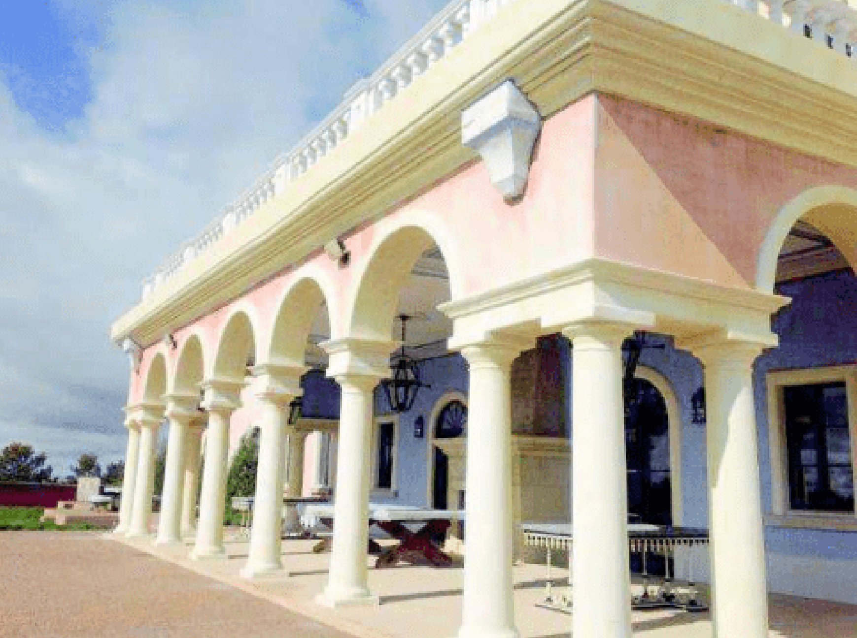 Vista posterior del edificio principal del Zorro Ranch, con una fachada de arcos y columnas