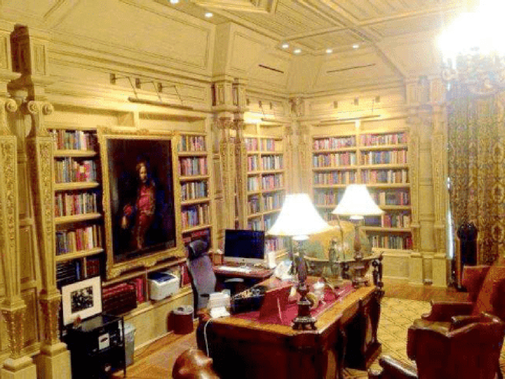 La oficina, fotografiada con estanterías que cubren las paredes y un gran escritorio de madera en el centro de la habitación