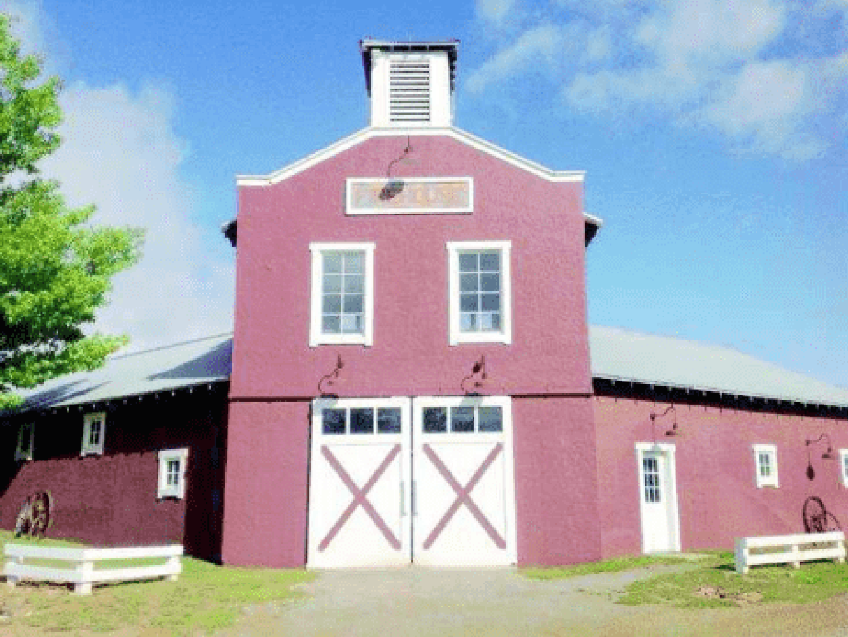 Una estación de bomberos con grandes puertas blancas fue fotografiada en el rancho de Epstein