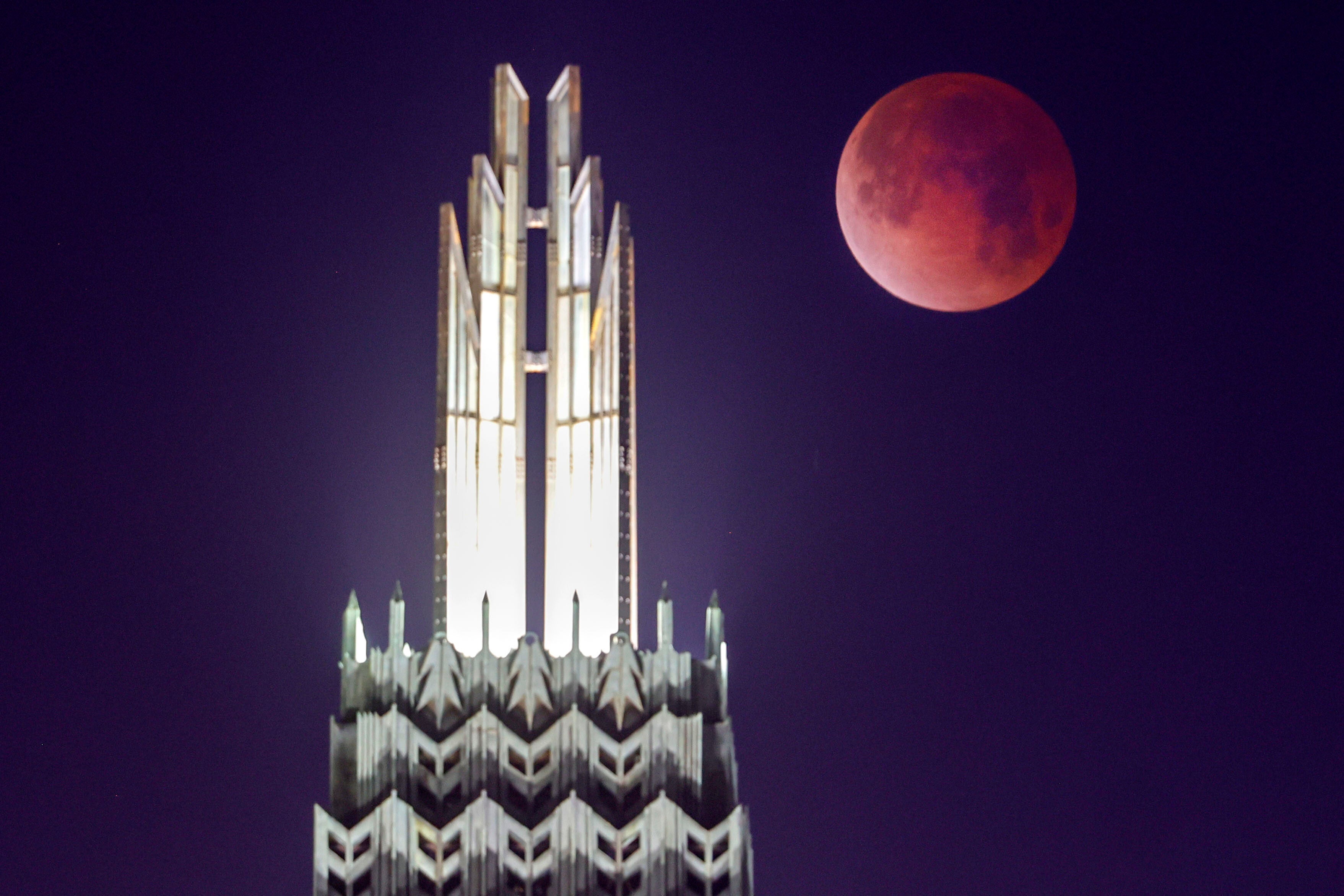 La Luna se pone detrás de la Iglesia Metodista Unida de Boston Avenue durante un eclipse lunar total el martes 3 de marzo de 2026 en Tulsa, Okla. (Mike Simons /Tulsa World vía AP)