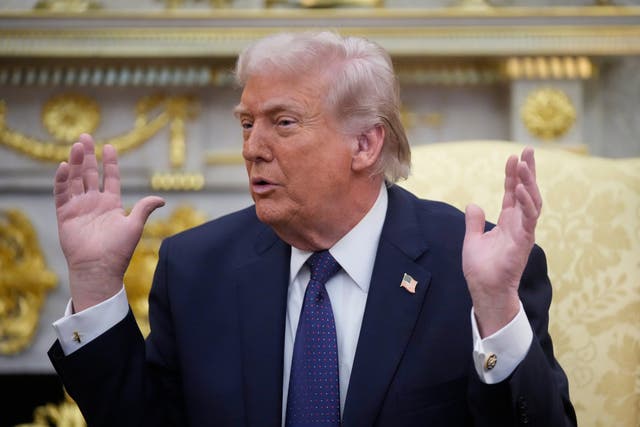 <p>Trump dijo en la reunión del martes: “Vamos a cortar todo el comercio con España. No queremos tener nada que ver con España”.</p>