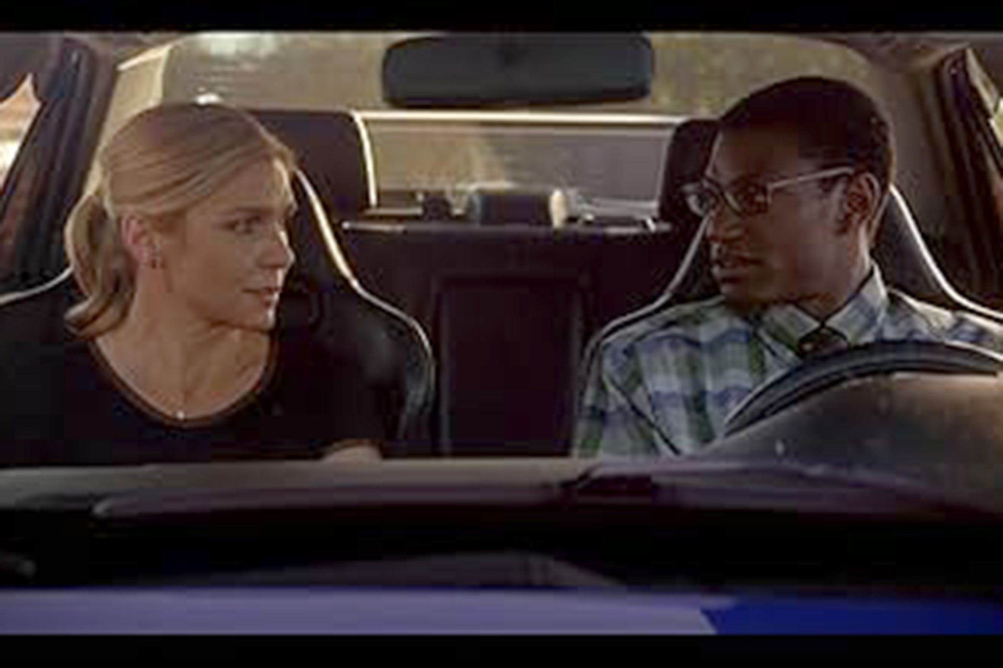 <p>John Christian Love (derecha) interpretó a Ernesto en ‘Better Call Saul’</p>