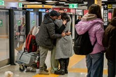 Un primer vuelo de repatriación lleva a casa a franceses varados por la guerra en Irán