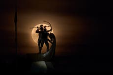 AP Fotos: Imágenes de la luna de sangre y el eclipse lunar total