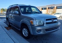 La policía busca a Álvaro José Urbina Rojas, quien se cree que conduce su vehículo, una Toyota Sequoia gris modelo 2005 con matrícula de Utah T409YB