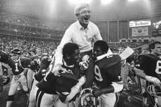 Muere Lou Holtz, figura del fútbol americano universitario y campeón con Notre Dame en 1988