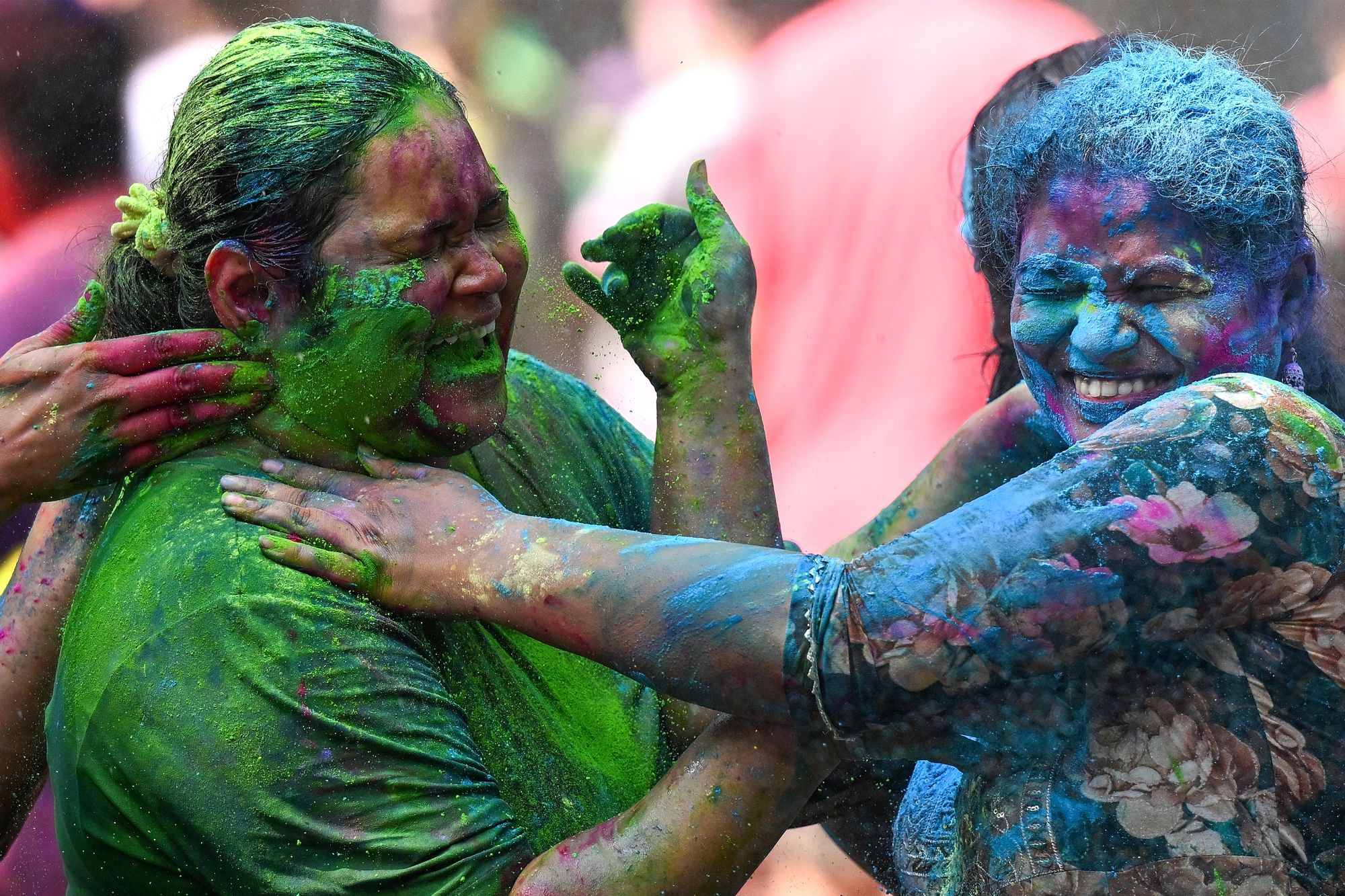 La gente juega con polvos de colores mientras celebra Holi en Bombay